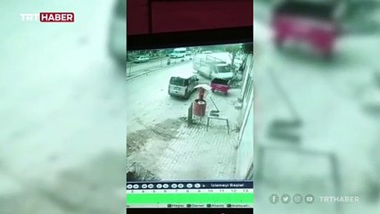 Freni boşalan kamyonet alışveriş yapanları teğet geçti