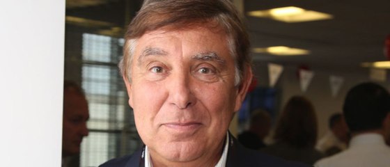 GALA VIDEO - Jean-Pierre Foucault, agacé, rend hommage à un animateur oublié de tous