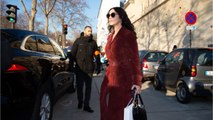 GALA VIDEO – Monica Bellucci, sexy et fatale en robe rouge au défilé haute couture printemps-été de Dior