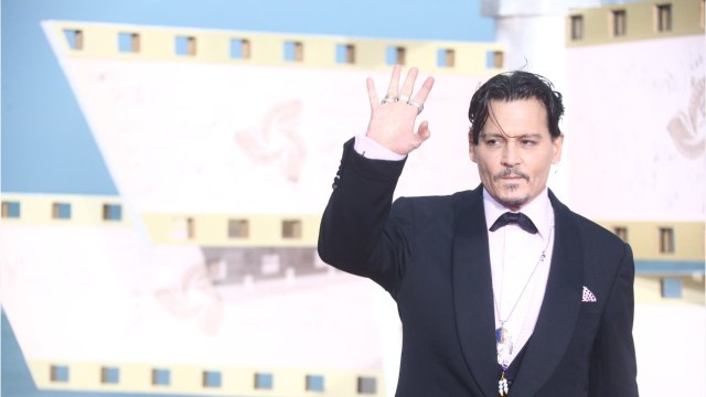 GALA VIDÉO - Incognito, Johnny Depp aperçu à la cérémonie des César pour soutenir sa fille Lily-Rose