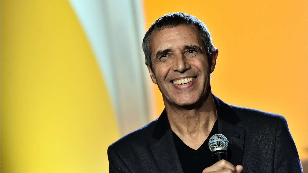 GALA VIDÉO - Julien Clerc : cet amusant défi que lui a lancé son fils de 10 ans, Léonard, sur les tournages de The Voice