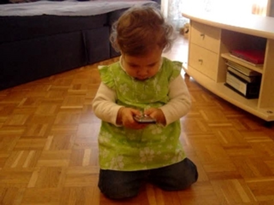 Jaya tanzt zum Lied im Handy