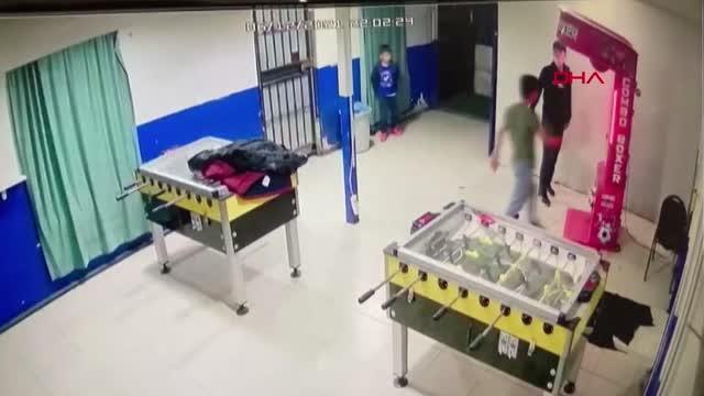 SULTANGAZİ'DE OYUN MAKİNESİNE TEKME ATARKEN DUVARA BÖYLE GİRDİ