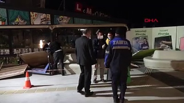 AVM'nin yanındaki rezidans inşaatında toprak kaydı; kafedeki çökme korkuttu