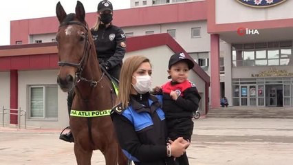 Download Video: Lösemili çocuğun hayali gerçek oldu... Atlı polis olmak isteyen çocuk hastaneye atlı birlikle getirildi