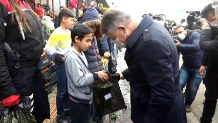 Son dakika haber! Taş atan çocuklara dokunularak topluma kazandırılıyor
