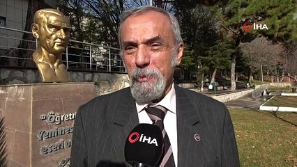 Torunu yaşındakilerle aynı sırada: Görenler akademisyen sanıyor