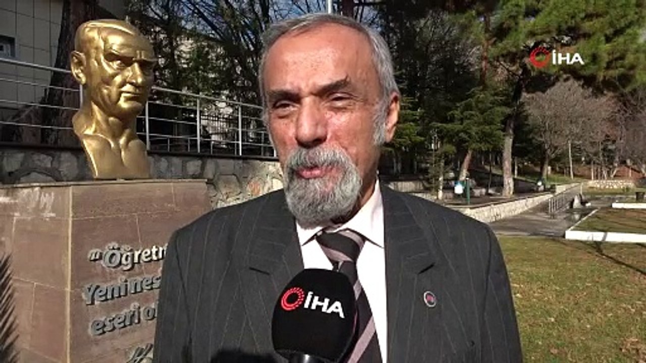 Torunu yaşındakilerle aynı sırada: Görenler akademisyen sanıyor