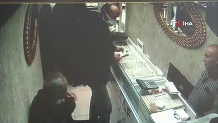 Müşteri gibi gelip hırsızlık yaptılar... Kadın hırsızlar 1 milyon liralık pırlantayı şalvara saklayıp böyle götürdü