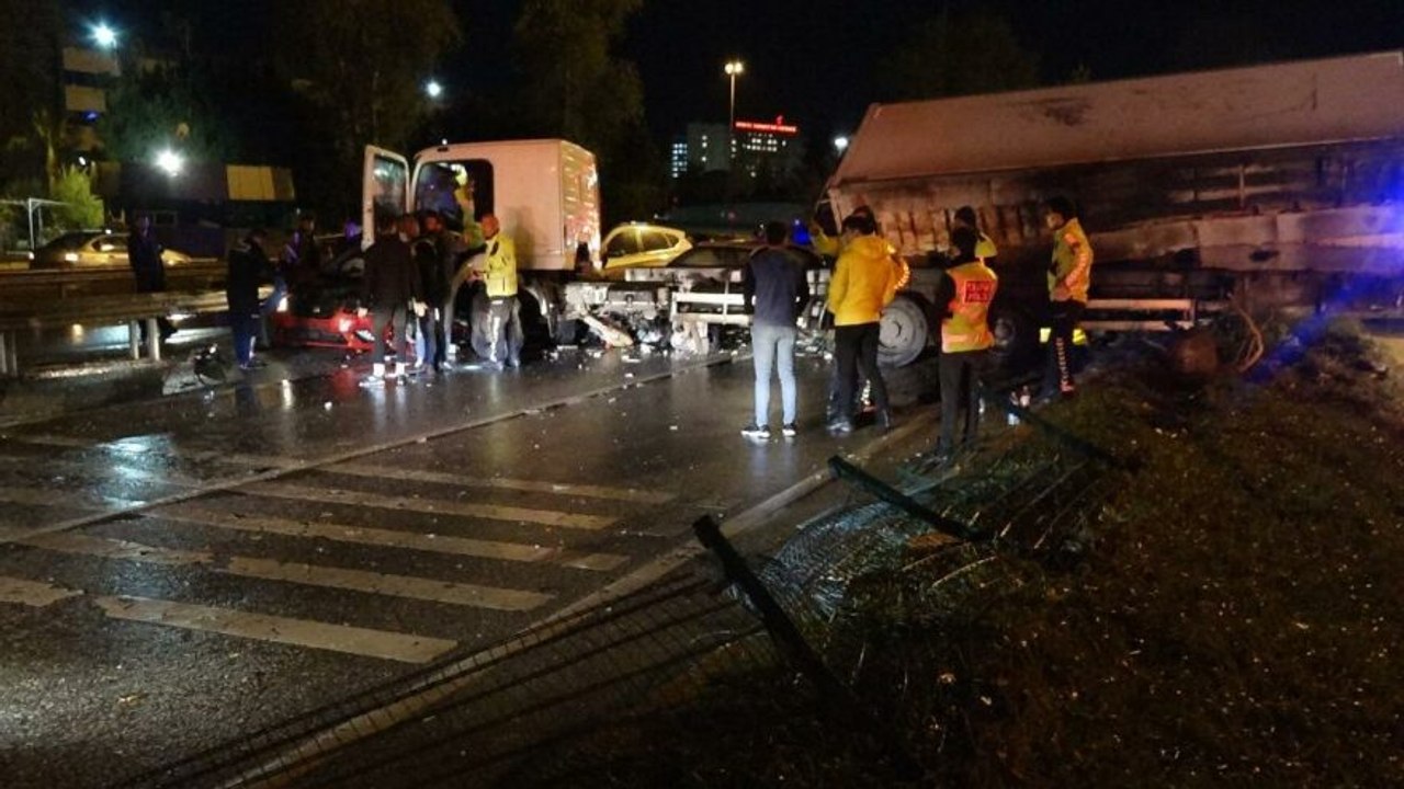 Korkunç kaza! Kamyon, 4 otomobile çarptı: 1 ölü 4 yaralı