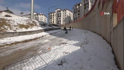 Poşet ve tahta parçalarının üzerinde kayan çocuklar tatilin keyfini çıkardı