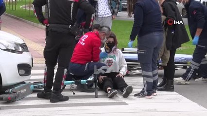 Otomobilin çarptığı scooterli genç kız yaralandı, arkadaşı 'scootermetre' hesabına düştü