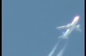 UFO Caught  flying very Fast NEAR airplane