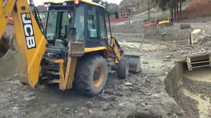 Un puente se viene abajo en Bolivia arrasado por el desbordamiento de un río en la capital
