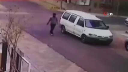 Son Dakika | Park halindeki otomobilden telefon çalan hırsız kamerada
