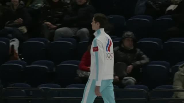 La llama olímpica tricolor sustituye a la bandera nacional en las equipaciones de los deportistas rusos