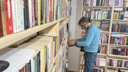 Kitap okuma tutkusuyla biriktirdiği 10 bin kitapla sahaf oldu