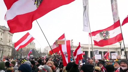 Gegner der Corona-Massnahme versammeln sich am Heldenplatz