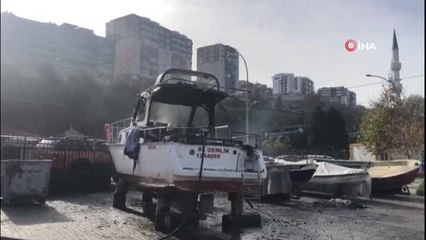 Balıkçı barınağına çekilen yat yanarak kullanılmaz hale geldi