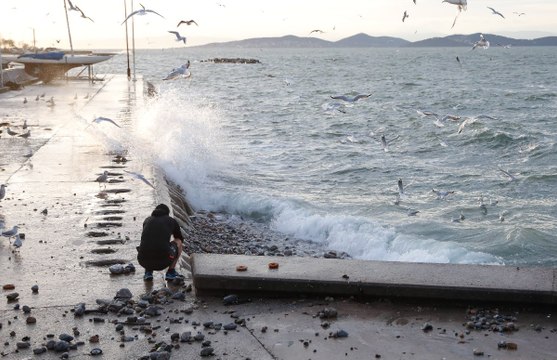 Yurtta olumsuz hava etkili oluyor: Çatılar uçtu, deniz otobüsünde panik yaşandı