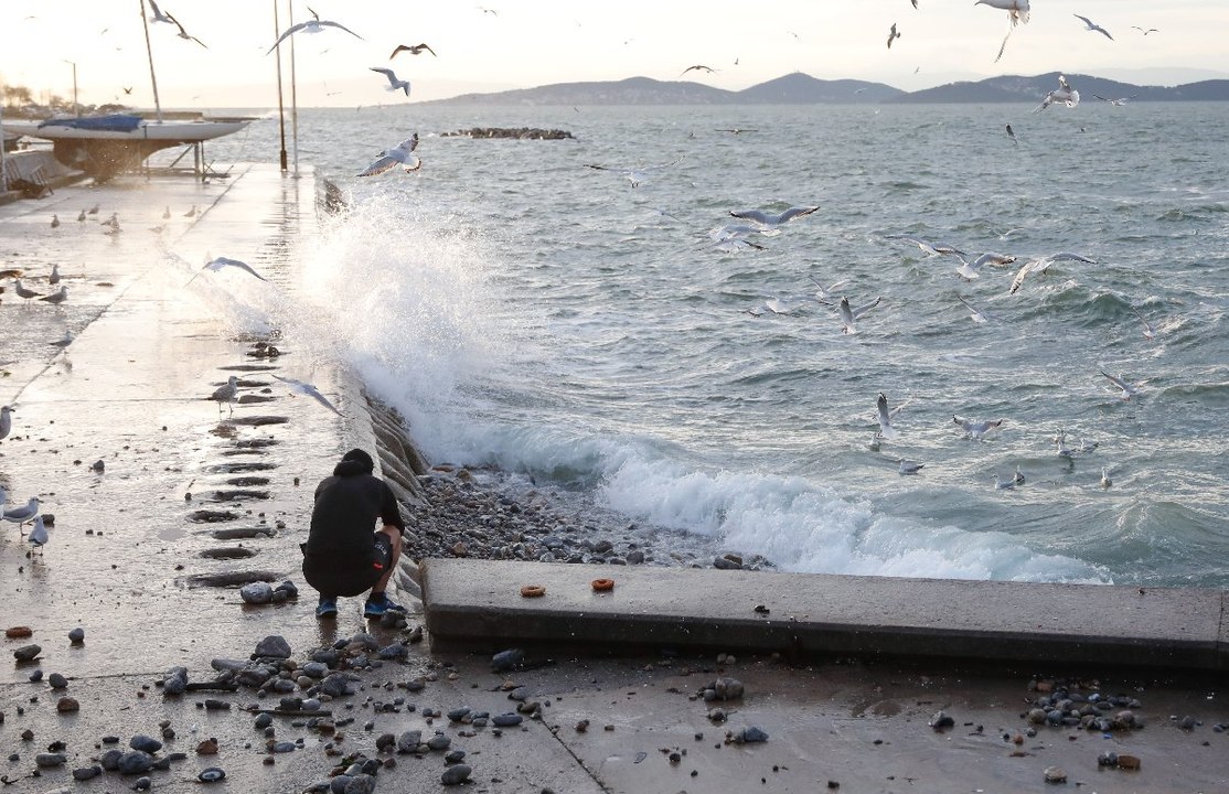 Yurtta olumsuz hava etkili oluyor: Çatılar uçtu, deniz otobüsünde panik yaşandı