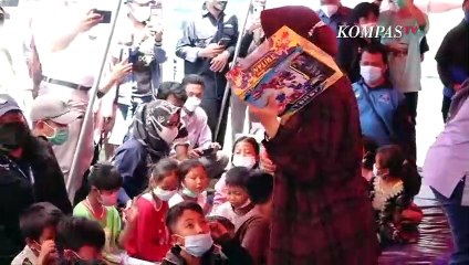 Video herunterladen: Momen Mensos Risma Hibur Anak-Anak Korban Bencana Erupsi Gunung Semeru