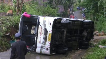 Bus Wisata Terguling di Ciwidey, 12 Penumpang Terluka