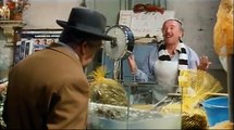 Lino Banfi scene divertenti Al bar dello sport Le vongole veraci e le aragoste che respirano