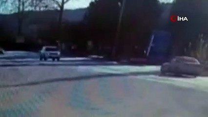 Lüks otomobil, karşı yönden gelen otomobille çarpıştı