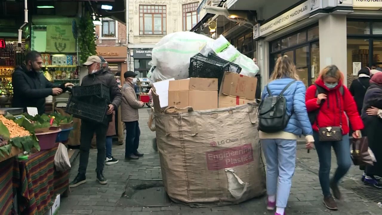 À Istanbul, les plus pauvres s'accrochent aux déchets pour survivre
