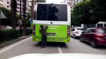Otobüse tutunarak ilerleyen patenli çocuğun tehlikeli yolculuğu kamerada