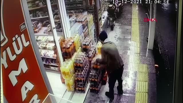 MANİSA'DA BİR MARKETİN ÖNÜNDEKİ GAZLI İÇECEK KOLİSİNİ ÇALAN ŞÜHELİ KAMERADA