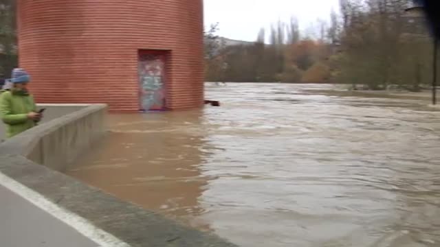 Las crecidas de los ríos en Navarra avanzan hacia el sur