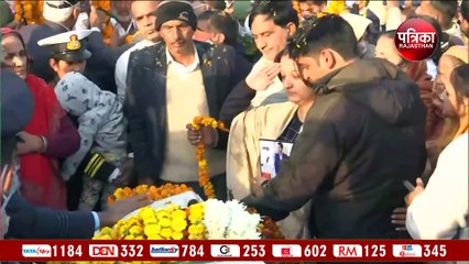 वीरांगना सीने से लगाए रखी शहीद पति की तस्वीर, बहादुर बहन ने सेल्यूट से विदा किया भाई