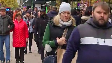 Crowds descend on Oxford St despite Omicron variant surging