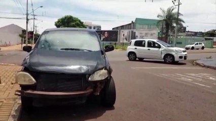 Dois carros se envolvem em colisão na Av. Brasil, em Cascavel