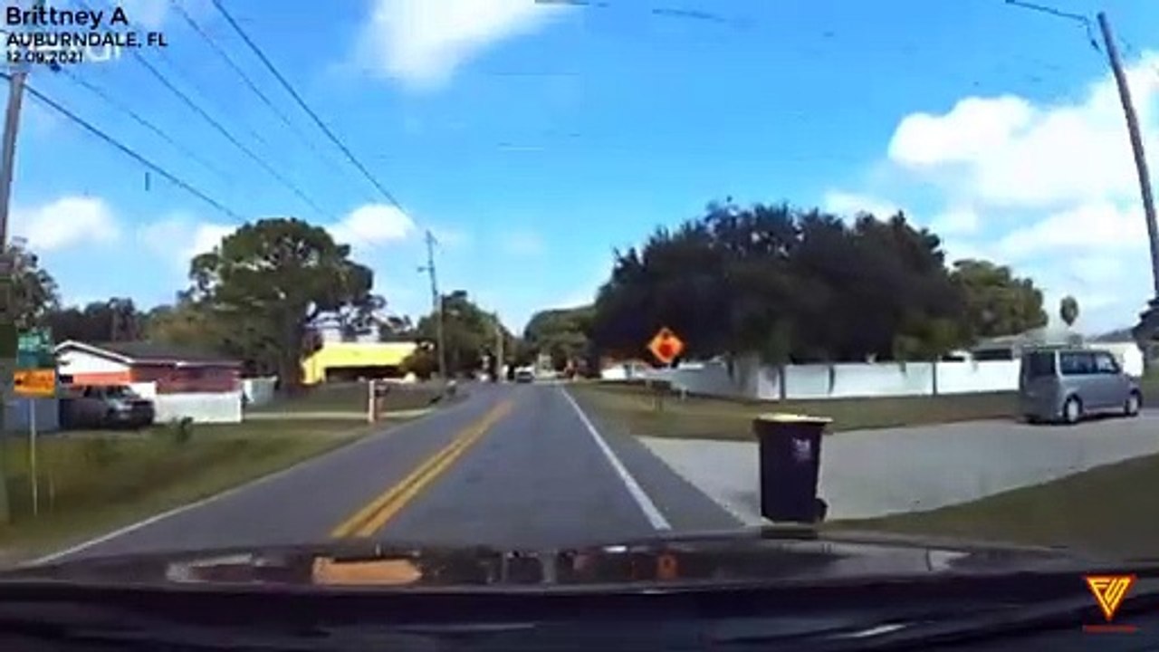 Driver blows through stop sign. — AUBURNDALE, FL Car Accident