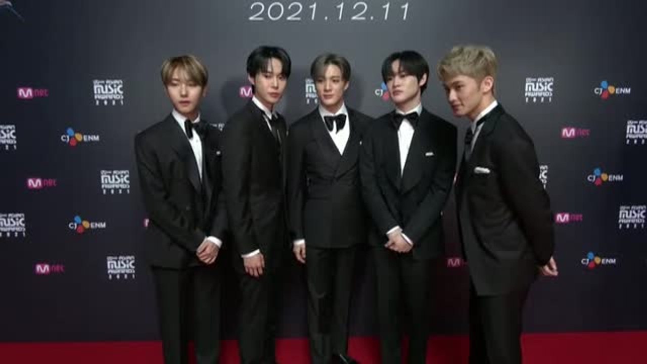 Las estrellas del K-pop desfilan en la alfombra roja de los Mnet Asian Music Awards