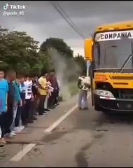 Alucina, así desinfectan en Ecuador a los que van a subir al autobús