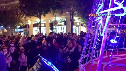 Download Video: VIDEO Andria: cantanti per l'accensione dell'albero di Natale in viale Crispi