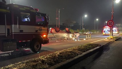 제주도에서 달리던 승용차 전복...운전자 심정지 / YTN
