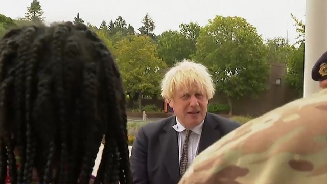 بسبب مقطع فيديو يوحي بأن فريقه اخترق حجر كورونا.. جونسون يعتذر للبريطانيي