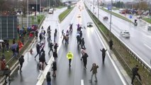 Sérvios protestam contra a extração de lítio
