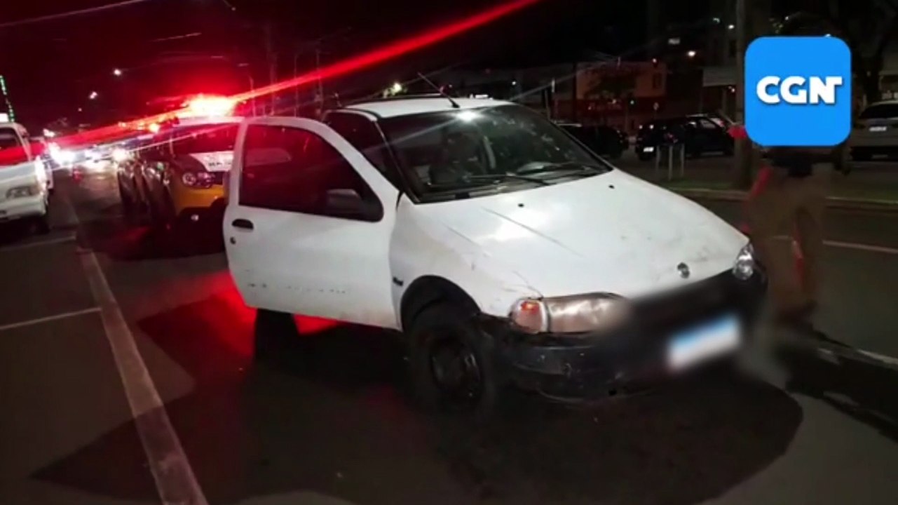 Casal fica ferido em acidente envolvendo carro e moto, no Centro de Cascavel