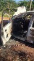Desconocidos incendian vehículo en La Caleta