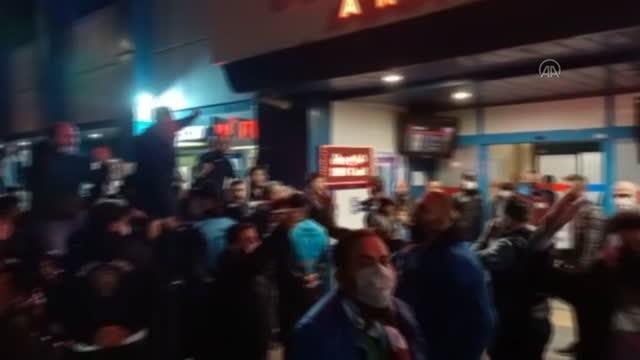 Bordo-mavili taraftarlar, Trabzonspor kafilesini havalimanında karşıladı