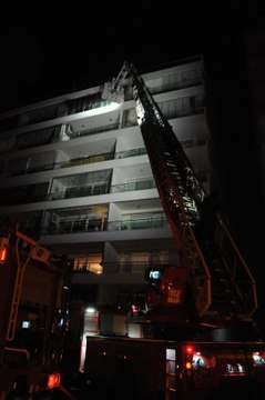 İtfaiye eri, kediyi kalp masajı ve suni teneffüsle hayata döndürdü