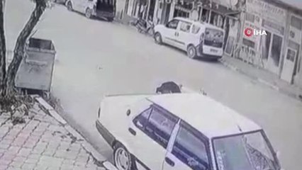 Yolun karşısına geçmek isteyen kadına motosiklet böyle çarptı