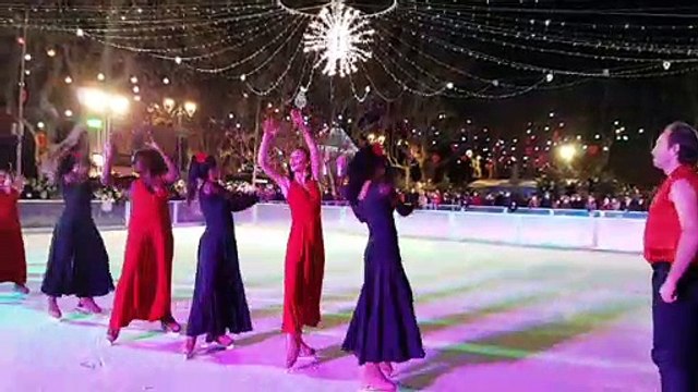 Sur la Place des Lices de Saint-Tropez, Candeloro met le feu à la glace