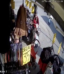 Son dakika haberi | Yere düşen cüzdanı çocuğa aldırıp, cebine attı, güvenlik kamerasına yakalandı